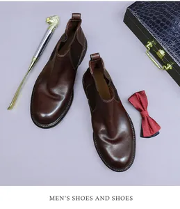 Vue de dessus de bottines Chelsea en cuir marron avec semelle cousue et accessoires masculins