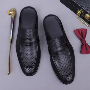 Schwarze Business-Pantoletten für Herren aus gelochtem Leder mit Loafer-Riemen
