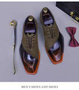 Vista superior de zapatos de cuero para hombre con ante oliva y acabado brillante