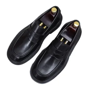 Klassische schwarze Penny Loafer für Herren aus Leder mit weißen Nähten und runder Kappe