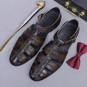 Vintage donkerbruine leren herensandalen met geweven details en gespsluiting