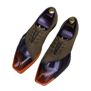 Zapatos de negocios para hombre en ante marrón con detalles de suela naranja