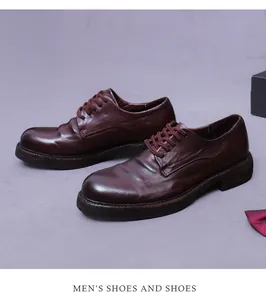 Klassische braune Derby-Schuhe aus Leder mit natürlicher Textur und robuster Laufsohle