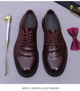 Detailansicht der mahagonifarbenen Leder-Oxfords mit Falten und klassischer Schnürung