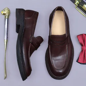 Mocassini da uomo in pelle marrone con suola Goodyear e classico design in stile inglese