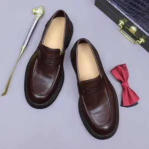 Mocassini fatti a mano in pelle marrone scuro con cinturino penny e suola Goodyear