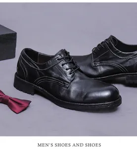 Detail van hoogwaardige zwarte lederen Derby schoenen met klassieke veters en rubberen zool