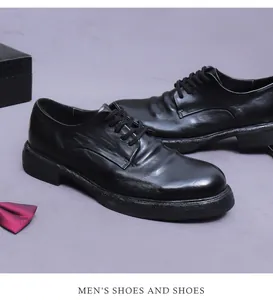 Nahaufnahme schwarzer Derby-Schuhe aus Leder mit natürlicher Textur im Studio