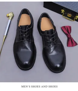 Klassieke zwarte leren Derby schoenen voor heren met elegante vlinderdas en wandelstok