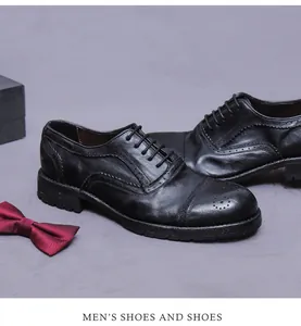 Detail von schwarzen Oxford-Lederschuhen mit Budapester Muster und rutschfester Gummisohle