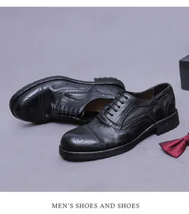 Detail von schwarzen Leder-Oxford-Schuhen mit klassischen Brogue-Lochmustern für Herren