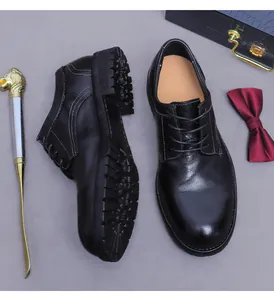 Bovenaanzicht van zwarte lederen derby schoenen met profielzool en accessoires