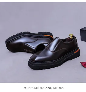 Makroaufnahme glänzender dunkelbrauner Lederschuh mit dicker orangefarbener Gummisohle