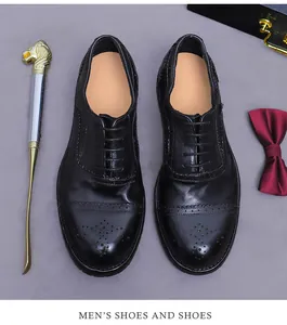 Details von schwarzen Brogue-Oxfords mit luxuriösem Schuhhorn und Fliege-Set