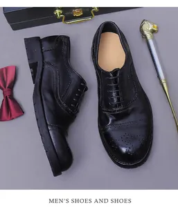 Detailaufnahme schwarzer Leder-Brogues mit klassischer Verzierung für formelle Anzüge