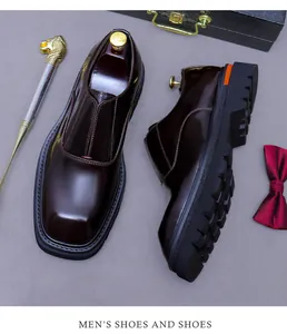 Makroansicht der eckigen Leder-Business-Schuhe mit Gummisohle und orangen Akzenten