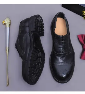 Detaillierte Draufsicht auf schwarze Budapester Lederschuhe mit Lochmuster und Gummisohle