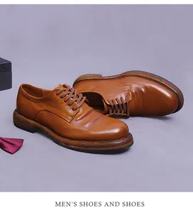 Nahaufnahme brauner Leder-Derbyschuhe mit Holzsohle und geschäftlichen Accessoires