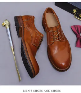 Bovenaanzicht van bruine leren derby schoenen met bordeauxrode vlinderdas en lepel