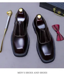 Draufsicht auf Lackleder-Loafer mit quadratischer Kappe, Schuhspannern und Luxus-Accessoires