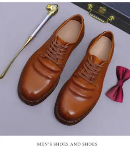 Detail von Luxusleder-Herrenschuhen mit Faltenstruktur und hochwertigen Accessoires