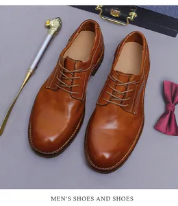 Macro-opname van bruine lederen Derby schoenen met stiksel en heren accessoires