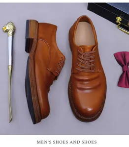 Handgefertigte braune Leder-Derbyschuhe mit Schuhanzieher und Fliege in Geschenkbox
