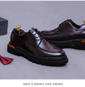 Gros plan sur le cuir verni marron foncé et la semelle épaisse crantée des chaussures derby