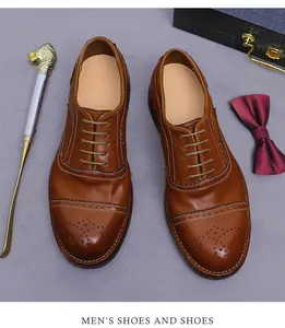 Makro-Detail von braunen Brogue-Oxford-Schuhen aus Leder mit eleganter Lochverzierung