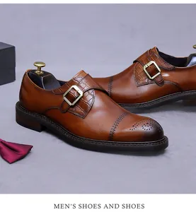 Details brauner Leder-Monk-Schuhe mit Krokoprägung und klassischen Brogue-Verzierungen