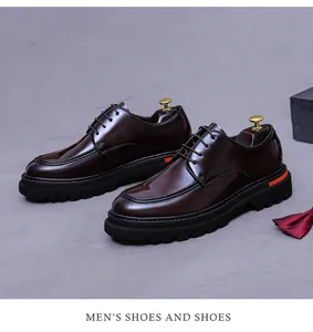 Détail macro de chaussures derby en cuir brillant à semelles épaisses et touches oranges
