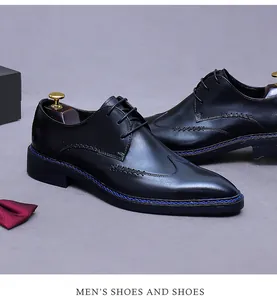 Dettaglio ravvicinato delle scarpe derby in pelle nera con cuciture blu eleganti sulla suola
