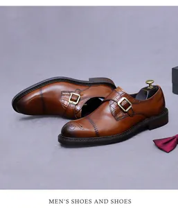 Nahaufnahme brauner Leder-Monk-Schuhe mit Brogue-Details und eleganten Accessoires