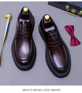 Chaussures derby en cuir marron poli avec semelle épaisse et accessoires de luxe pour homme