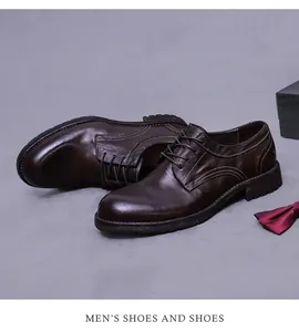 Detailopname van donkerbruine leren derby schoenen met veters en antislip dikke zolen