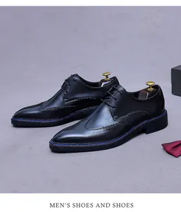 Dettaglio scarpe derby in pelle con cucitura blu decorativa sulla suola media