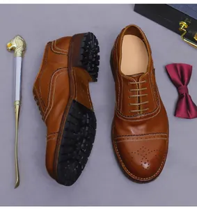 Detailansicht brauner Leder-Brogues mit rutschfester Gummisohle und feiner Prägung