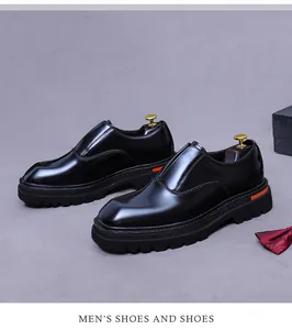 Nahaufnahme von Karree-Lacklederschuhen mit orangefarbenem Absatz und dicker Sohle