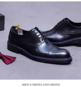 Detail eines schwarzen Leder-Oxfordschuhe mit blauer Naht und hölzernem Schuhspanner