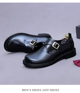 Détail d'une chaussure monk en cuir noir avec boucle dorée et embauchoir en bois massif