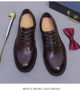 Detail van donkerbruine leren Derby-schoenen met schoenlepel en zakelijke accessoires