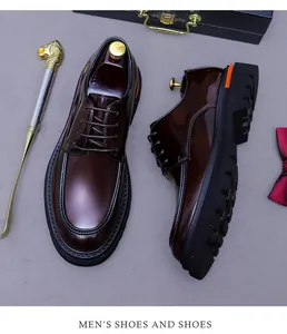 Vue macro de derbies en cuir verni bordeaux avec semelles épaisses en caoutchouc