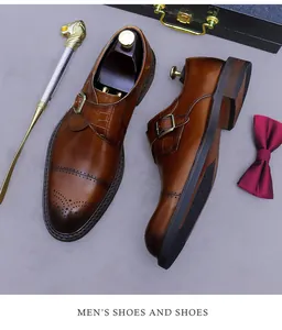 Detailansicht brauner Monkstrap-Lederschuhe mit Brogue-Verzierung und Krokodil-Textur