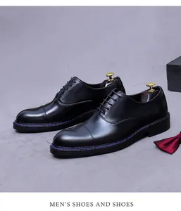 Details von schwarzen Oxford-Schuhen mit blauer Naht und hölzernen Schuhspannern