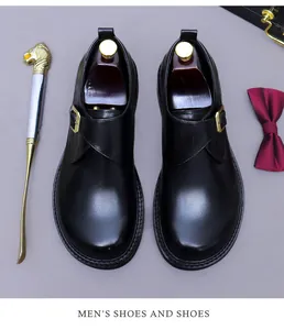 Gros plan d'une chaussure monk en cuir noir avec boucle dorée et accessoires chics