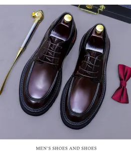 Détails de chaussures derby en cuir marron foncé avec passepoil élégant et embauchoirs