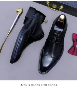 Dettaglio scarpe stringate in pelle nera con eleganti cuciture blu a contrasto