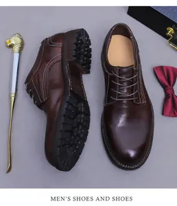 Detail van donkerbruine lederen Derby-schoenen met contraststiksels en dikke profielzool