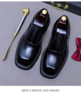 Detailansicht schwarzer Business-Schuhe mit Karree-Zehen und eleganten Herren-Accessoires