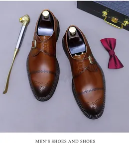 Detail eines braunen Leder-Monkstraps mit Brogue-Mustern und Vintage-Schnalle
